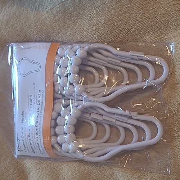 NWt blue & white flower pattern Shower Curtain & shower curtain hooks - Picture 5 of 5